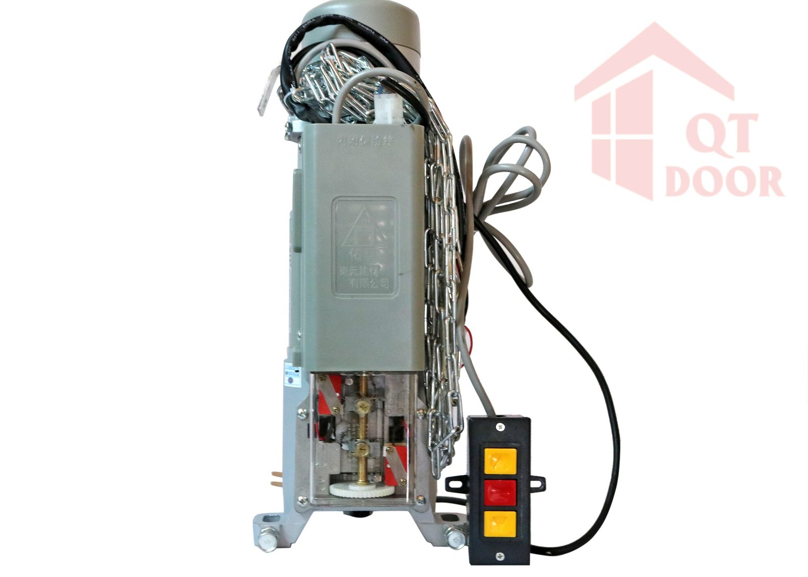 Motor cửa cuốn YH nhìn từ cạnh, xích kéo buông bên hông, phía dưới có nắp nhựa trong, cạnh bộ nút bấm 3 nút gắn tường